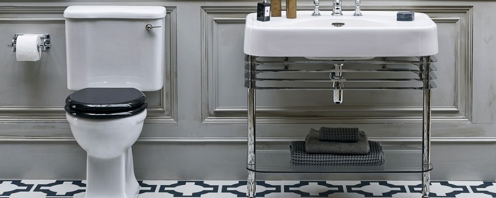 Arcade Traditional Close Coupled Toilet with wooden seat