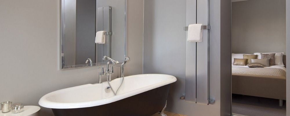 Towel radiator with towel rail in aluminium finish
