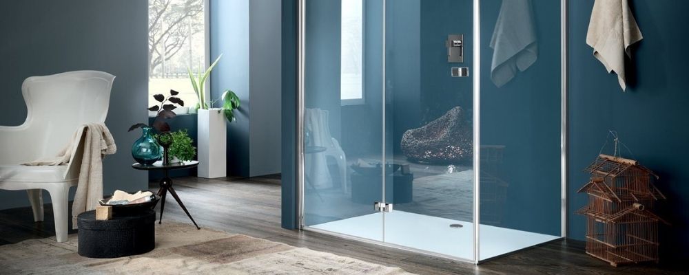 Hinged rectangular shower enclosure with side panel and white tray